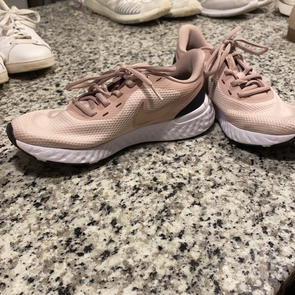 💕NIKE Revolution 5 Tennis Shoes 💕 - Picture 2 of 8